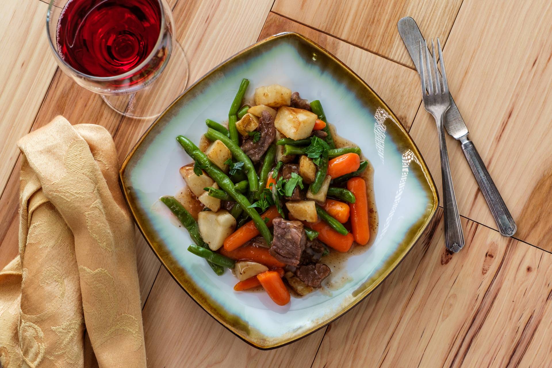 Braised Beef & Gravy with Potatoes, Carrots & Green Beans